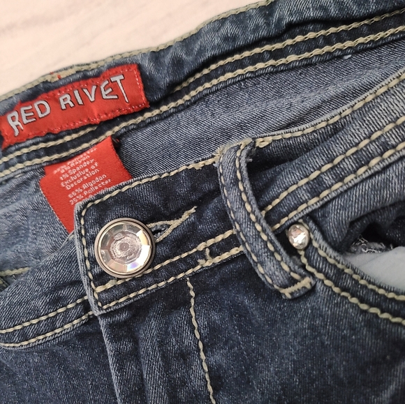 Red Rivet Jean Capri - Picture 2 of 11